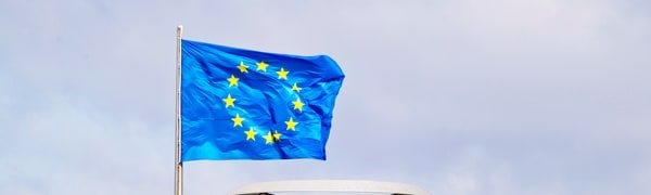 EUflagg vaier over Riksdagen i Berlin