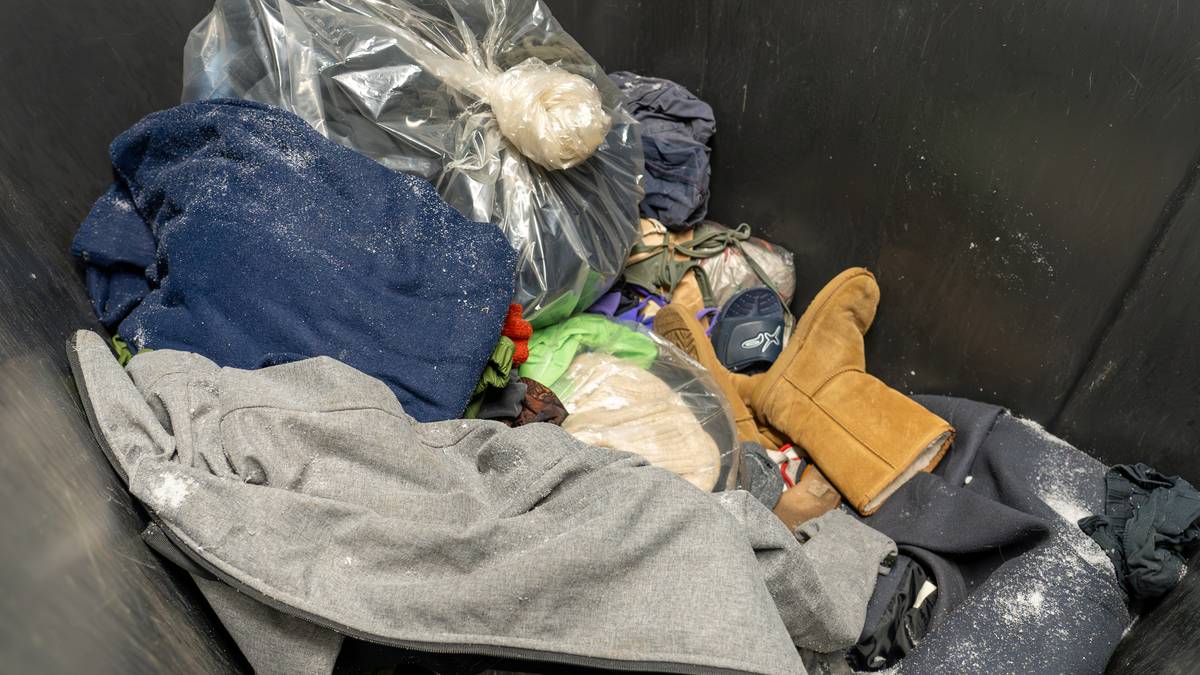Forbudt å kaste tekstiler i restavfallet – mye ender likevel med forbrenning
