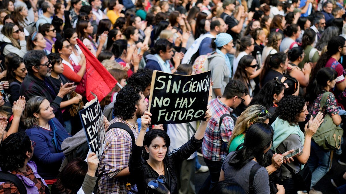 Store studentprotester mot Argentinas president
