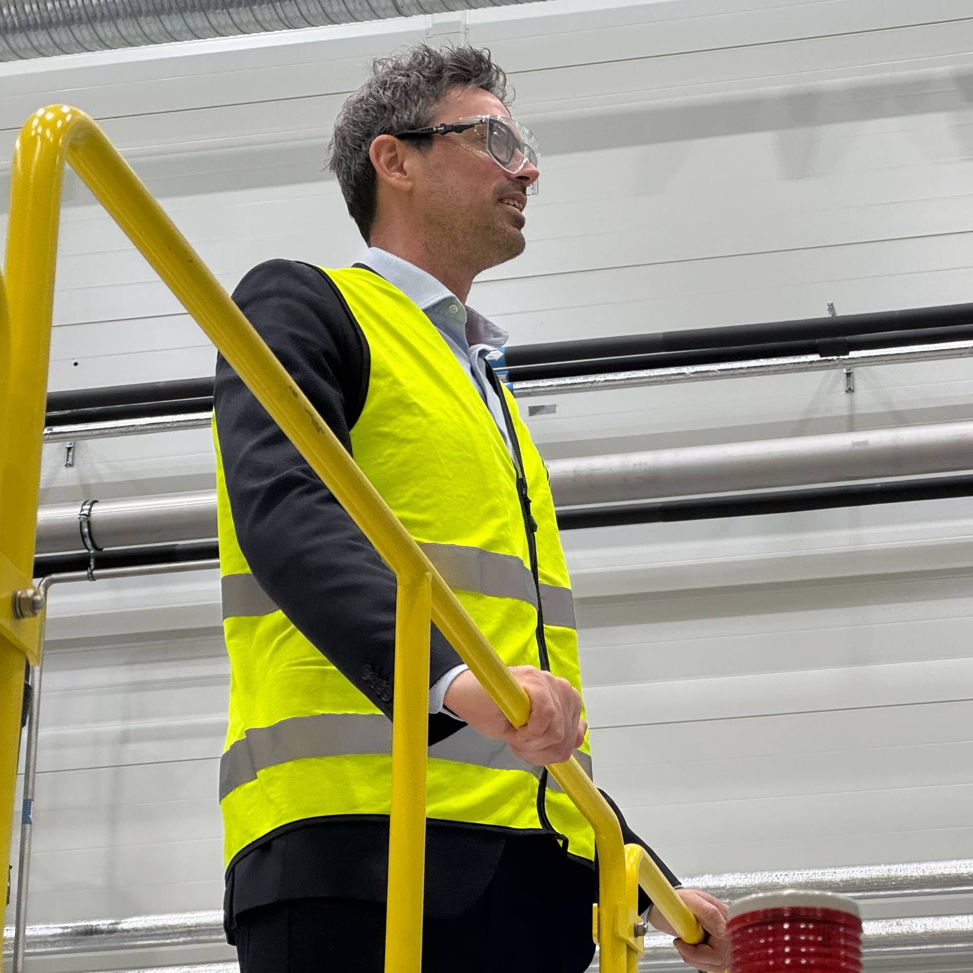 Direktør i Morrow Jon Fold von Bülowi gul vest og vernebriller