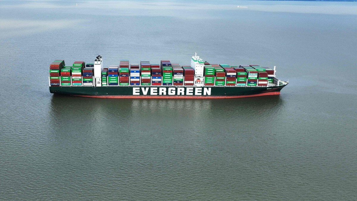 Evergreen-skip løs etter grunnstøting