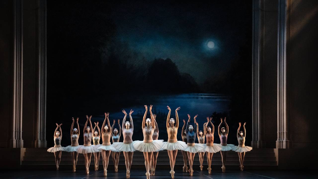 Dansere med munnbind i Nurejevs Svansjön ved Kungliga Operan