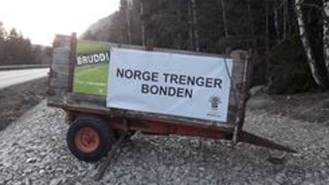 Flere bønder i Innlandet har brukt eget utstyr til å markere sin misnøye med jordbruksoppgjøret.