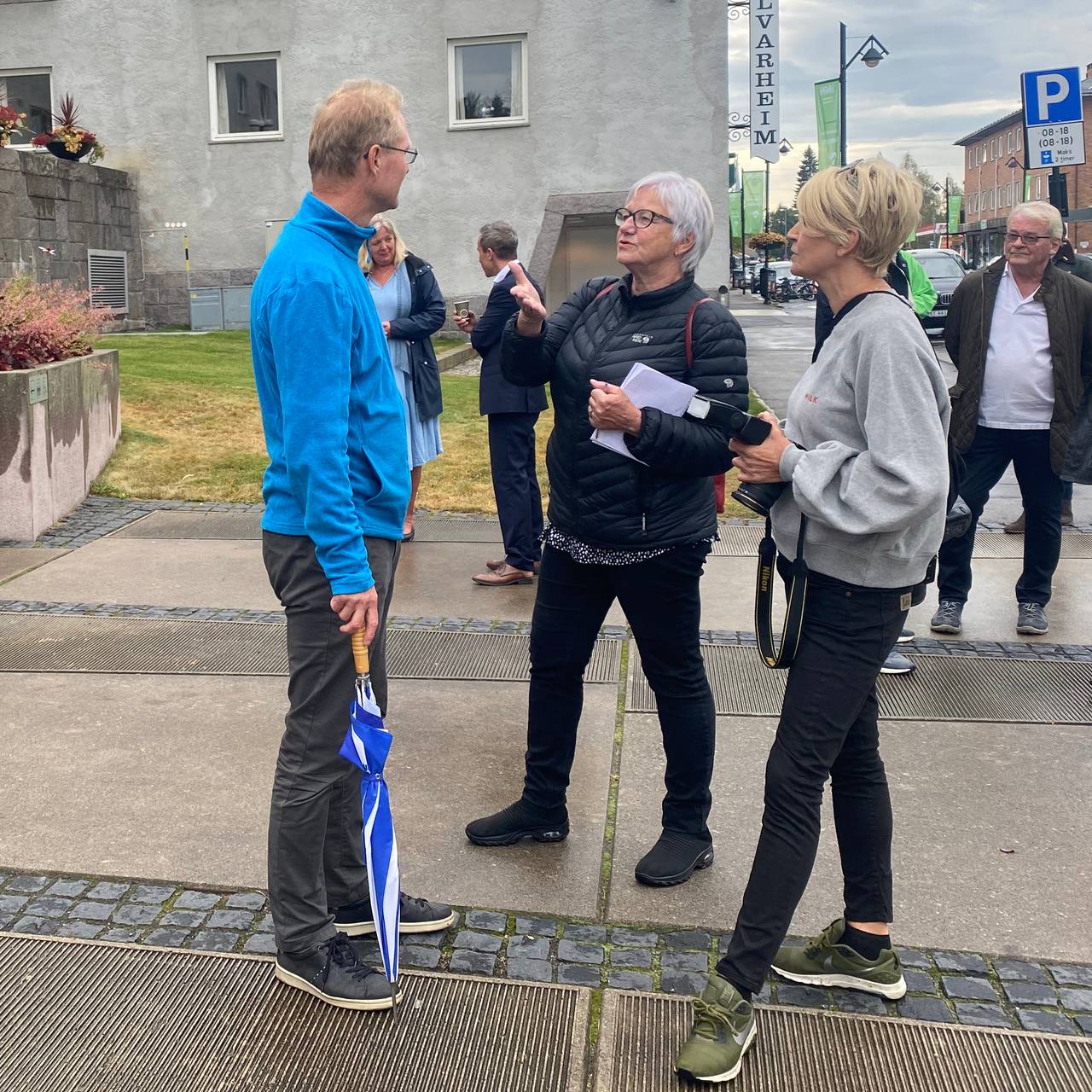 Tor Andre Johnsen snakker med pressen i Elverum