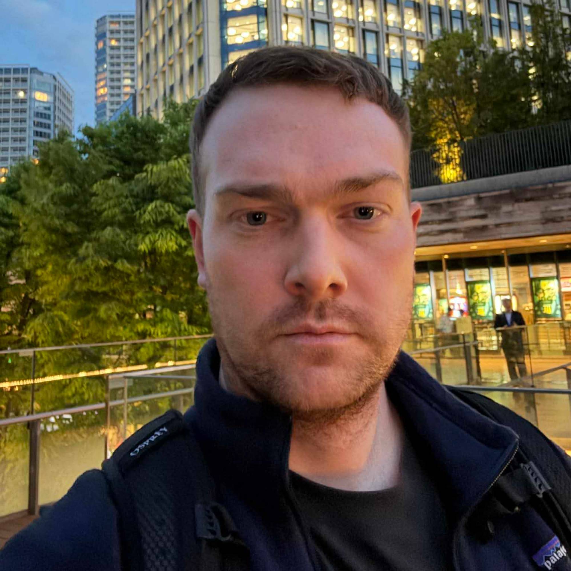 Øystein Barstad ved kontoret sitt i Tokyo. Bilda er tatt 20 april