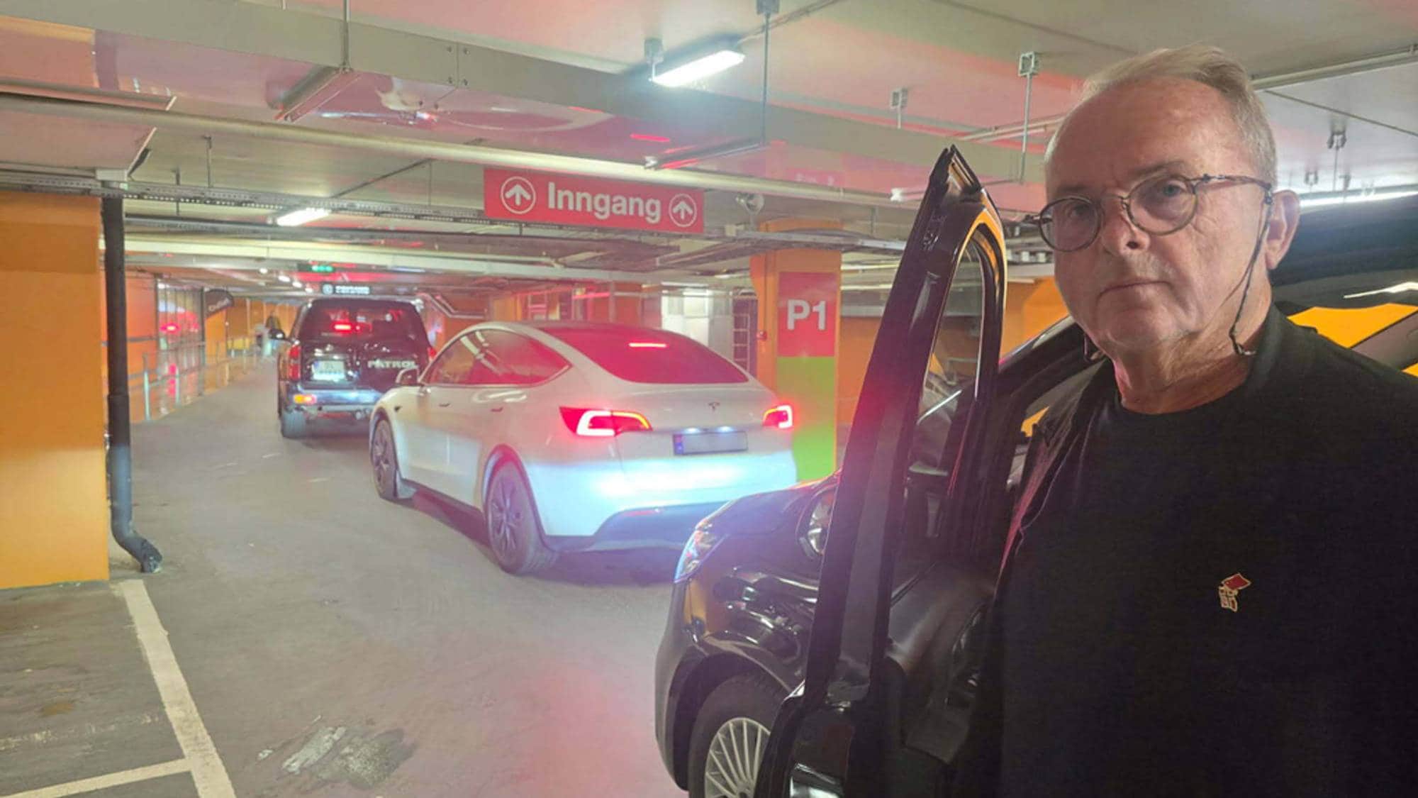 Bildet viser en mann i en parkeringskjeller.