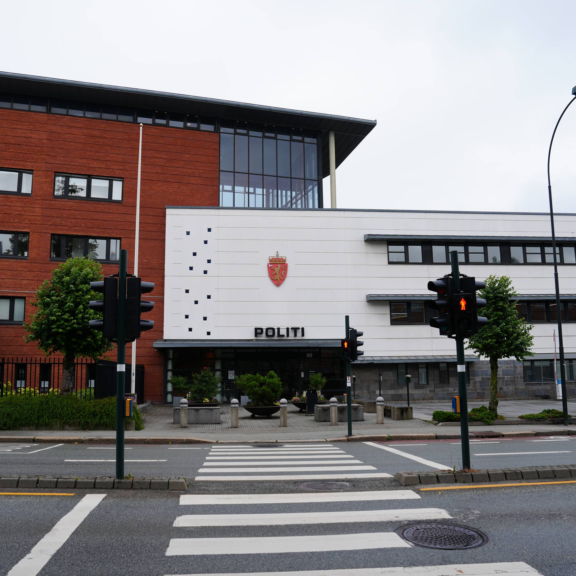 en murbygning, fotgjengerfelt og noen trær. 