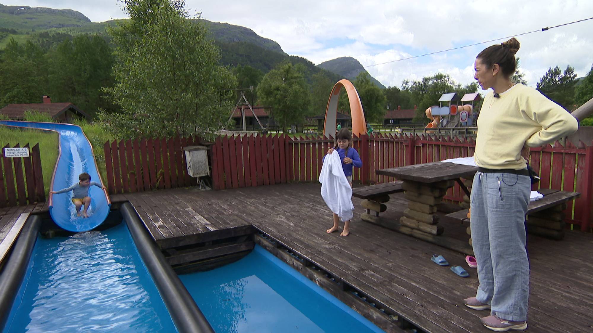 Franske turistar badar i ti plussgrader