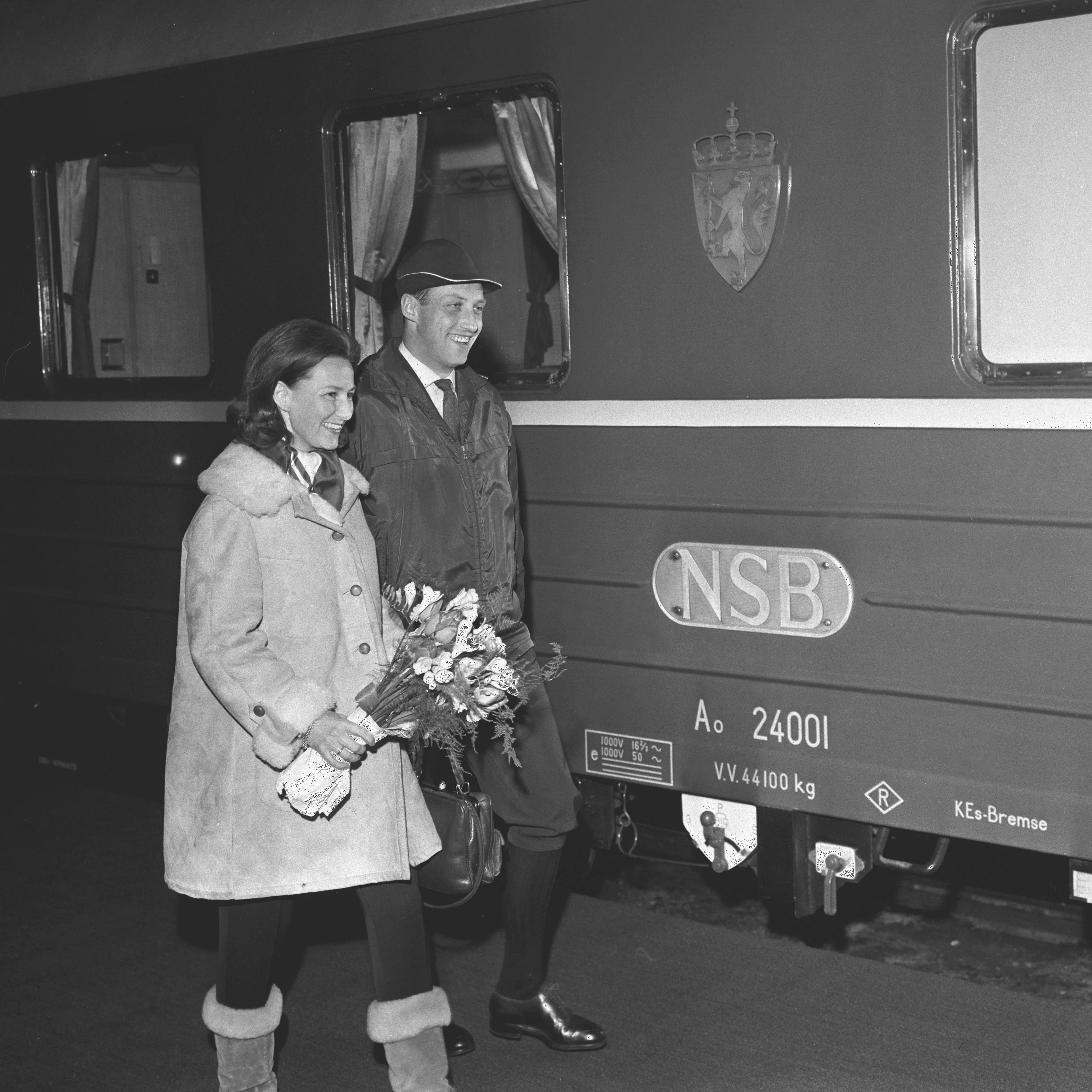 Her det nyforlovede paret Sonja Haraldsen og kronprins Harald på vei til toget som skal bringe dem til hytta i Sikkilsdalen for å feire påsken.