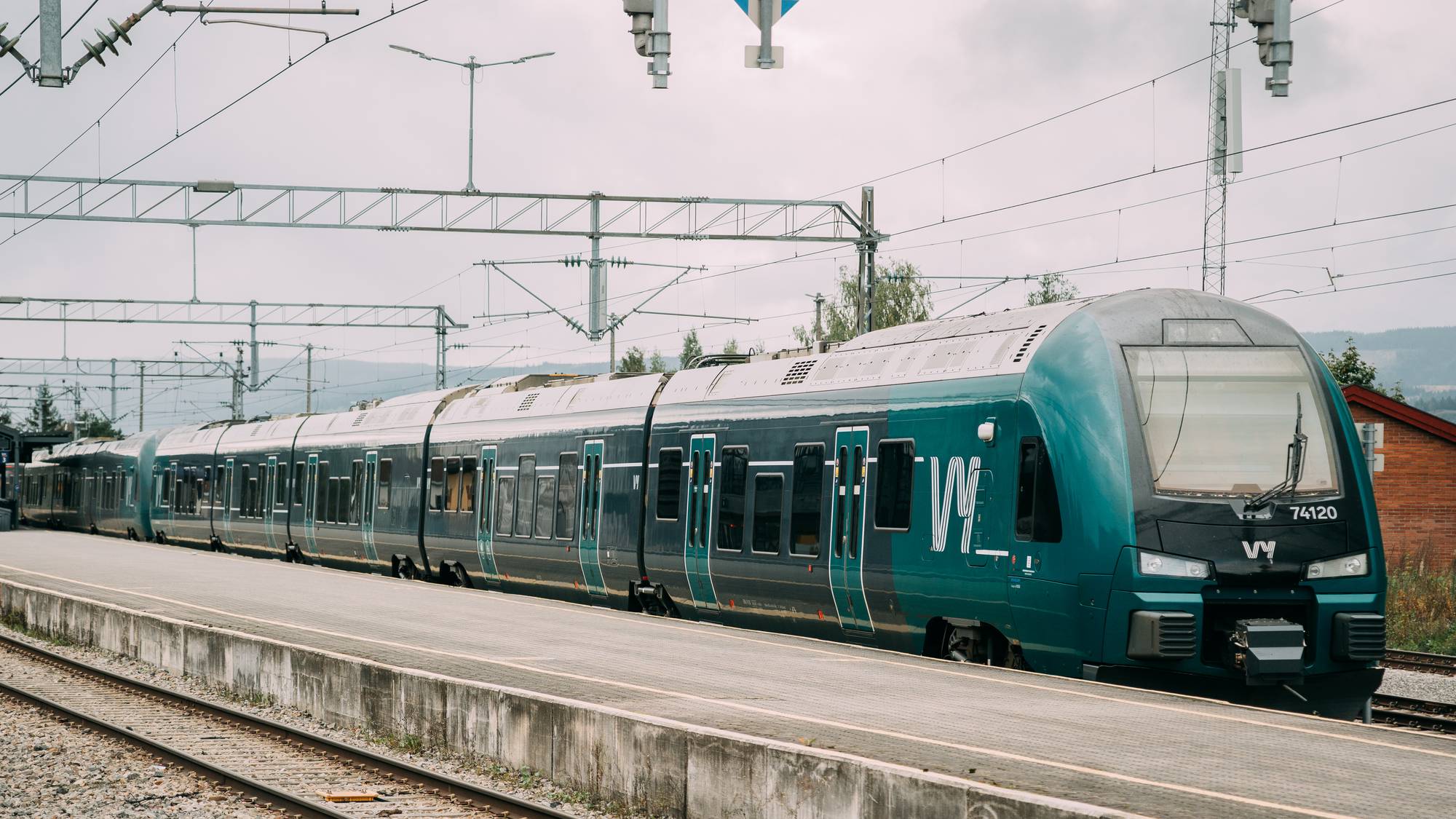 et tog på jernbanesporene