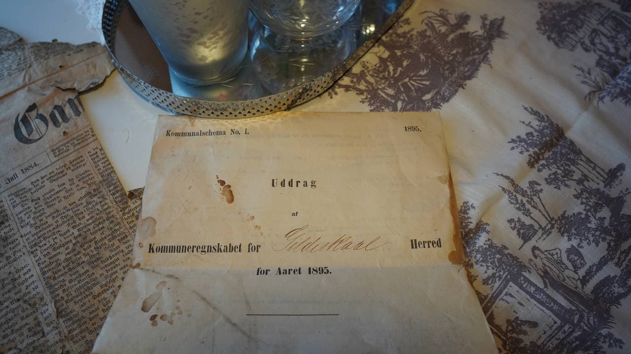 Fant gammelt kommunebudsjett fra 1895 i vegg i gammelt hus på Inndyr i Gildeskål kommune