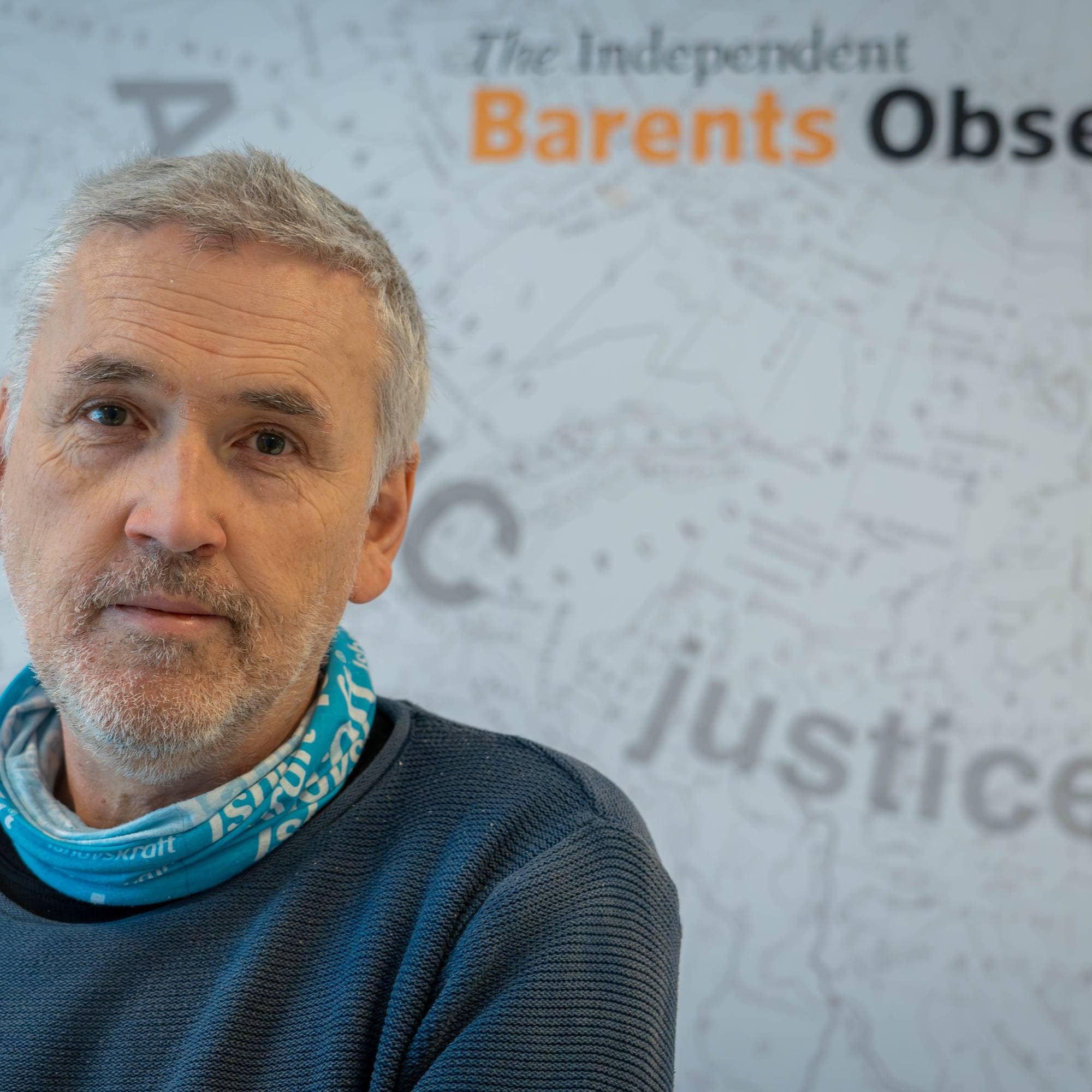 Thomas Nilsen foran plakat med logoen til Barents Observer.