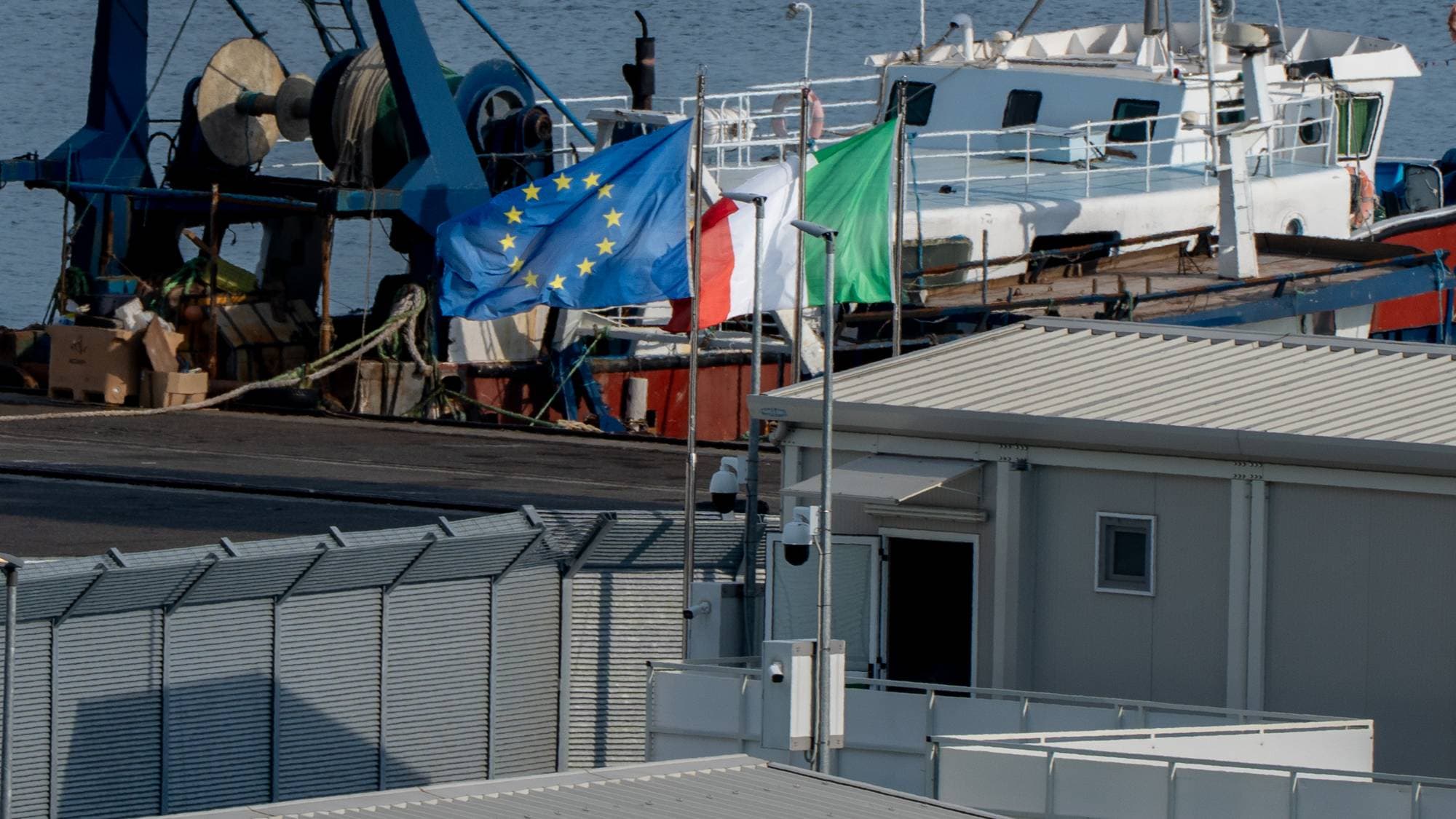 om immigrant leirene som Italia har i Albania