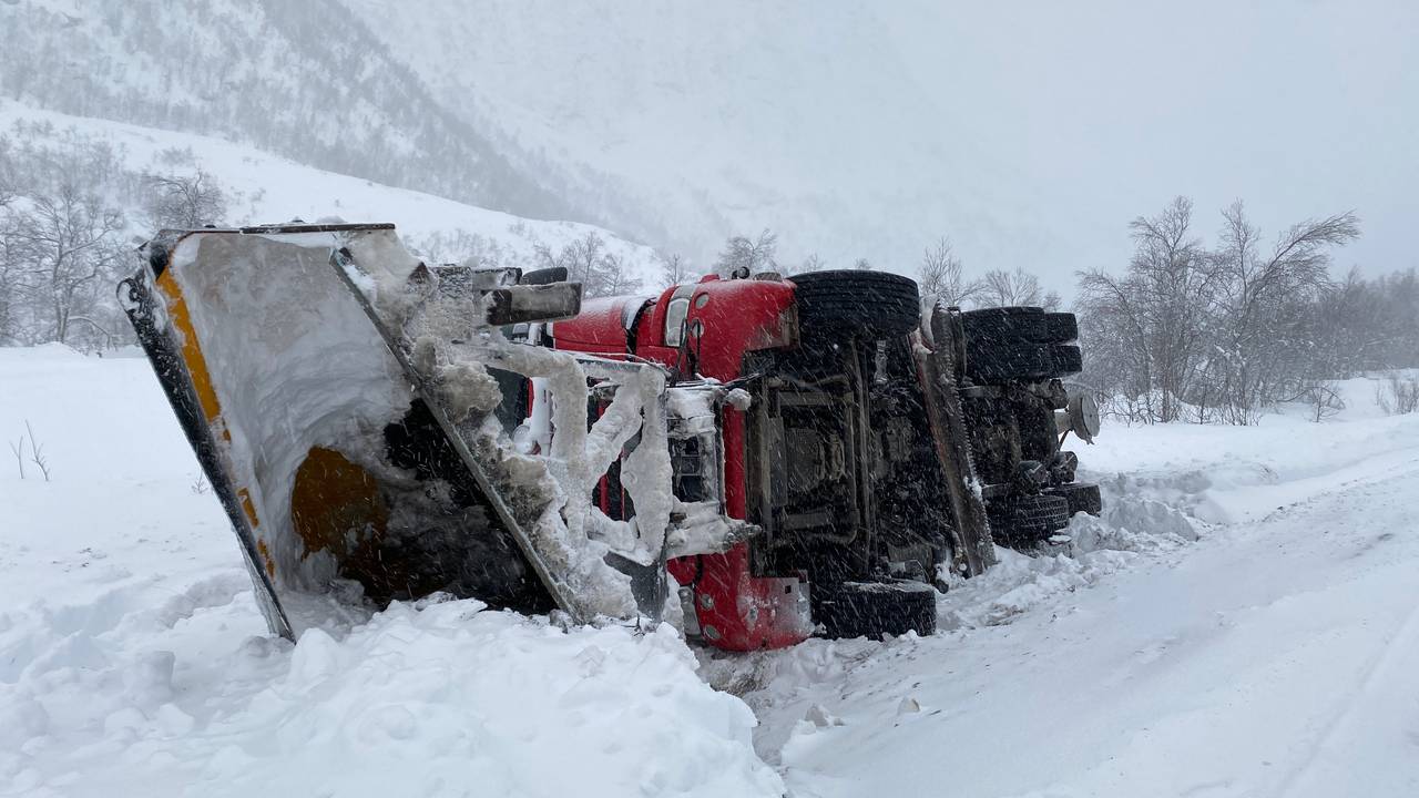 Buss og brøytebilvelt
