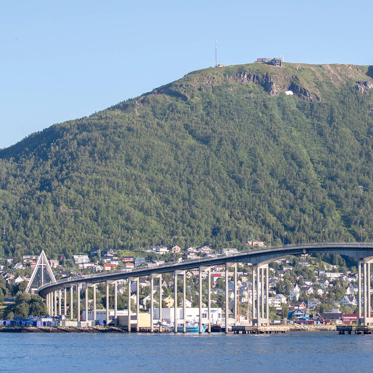 Bybrua i Tromsø med Ishavskatedralen bak