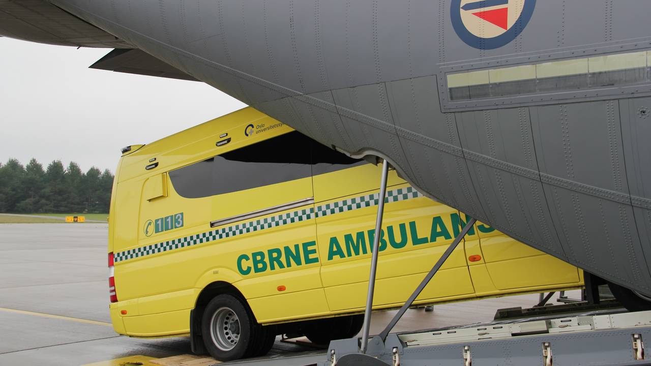 Ambulanse kjører om bord i Forsvarets Hercules.