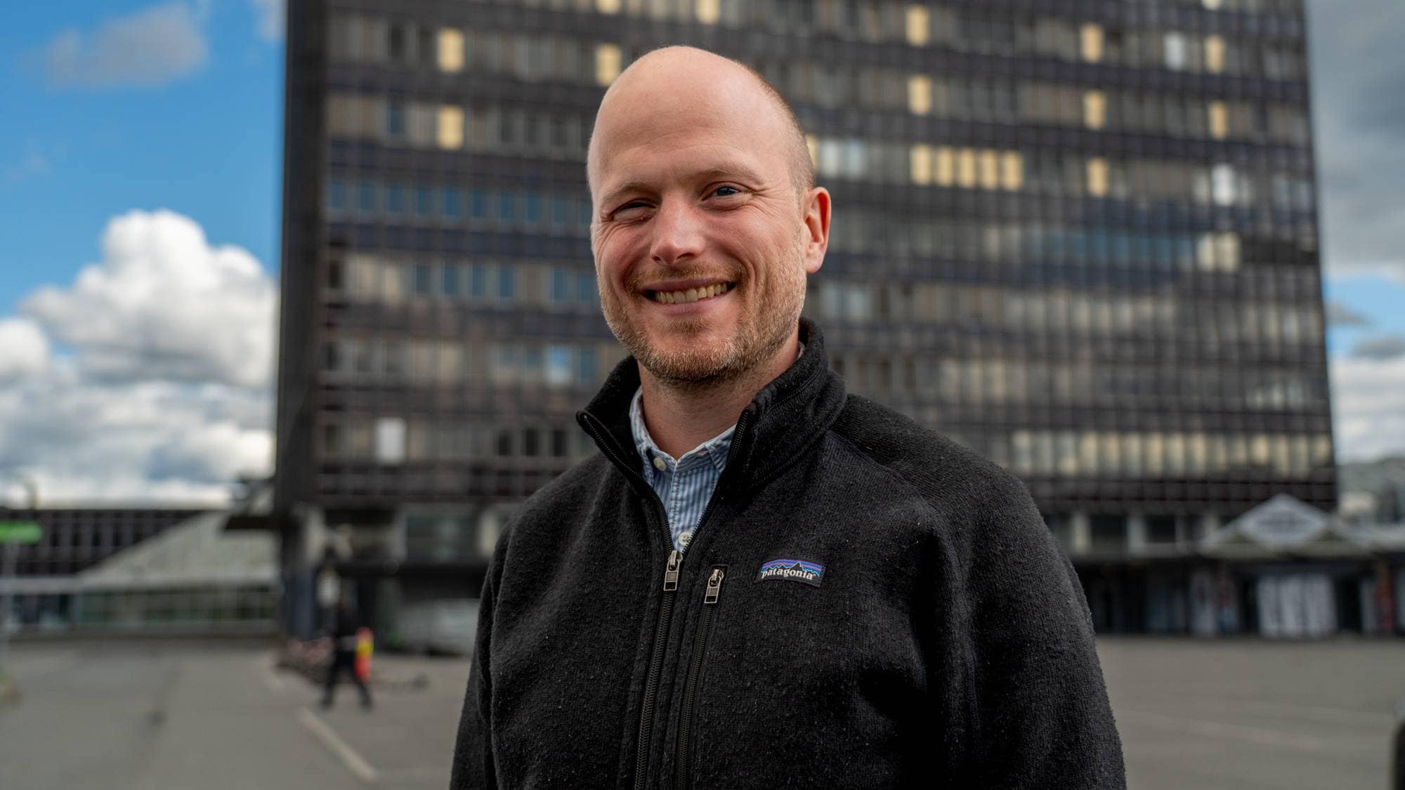 en stor bygning med parkeringsplass