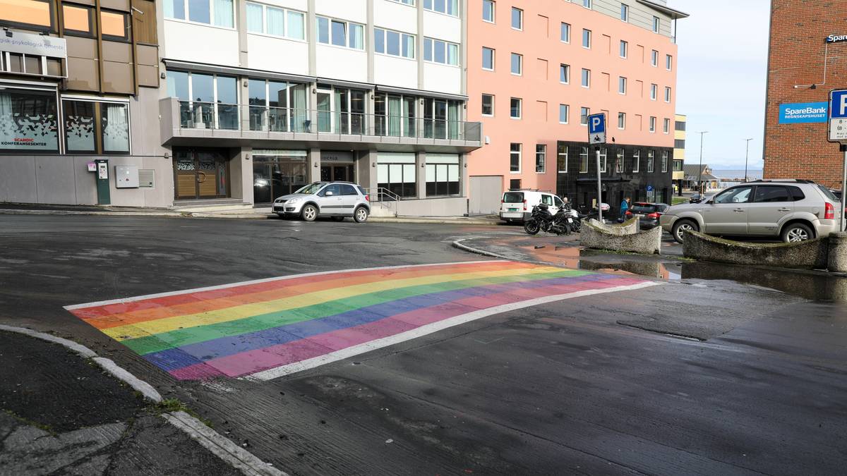 Harstad Municipality violates road traffic law by painting sidewalks with rainbow colors – NRK Trams and Finnmark