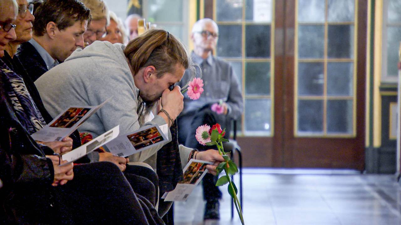 En tilhører i Sverre Eikas begravelse