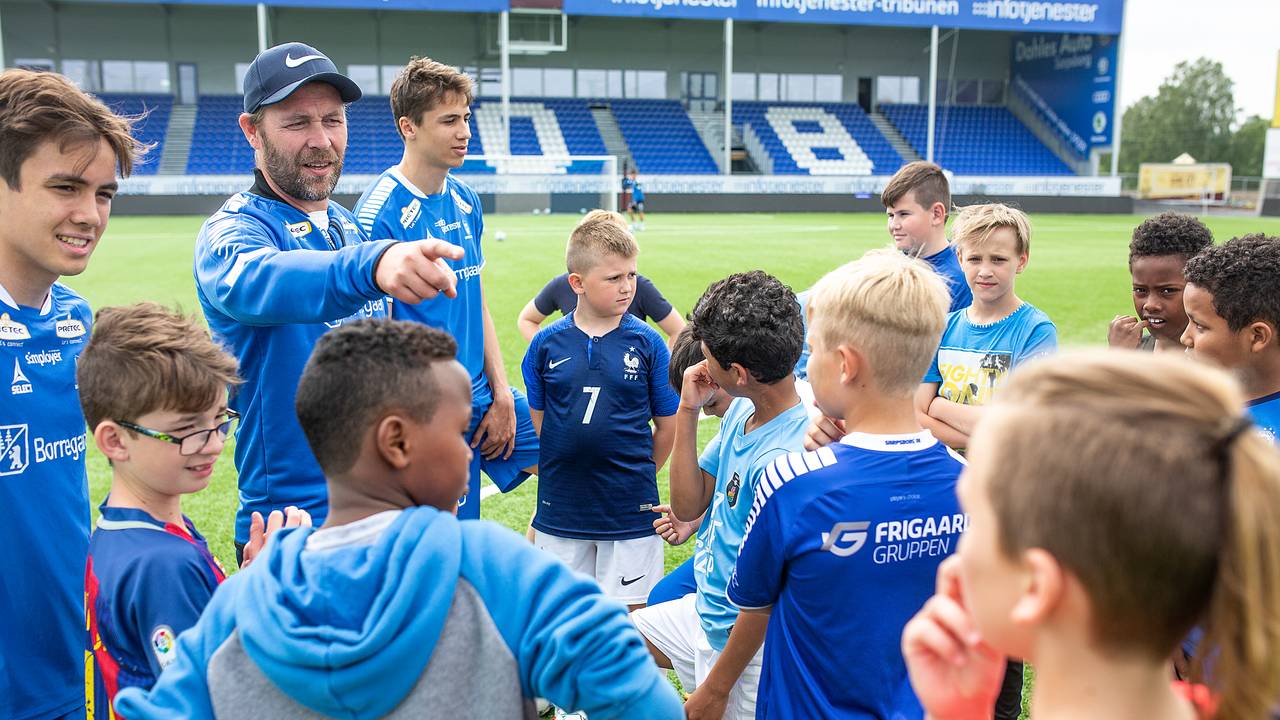 SFO-barn fra Sandesundveien skole får spille fotball med heltene i Sarpsborg 08