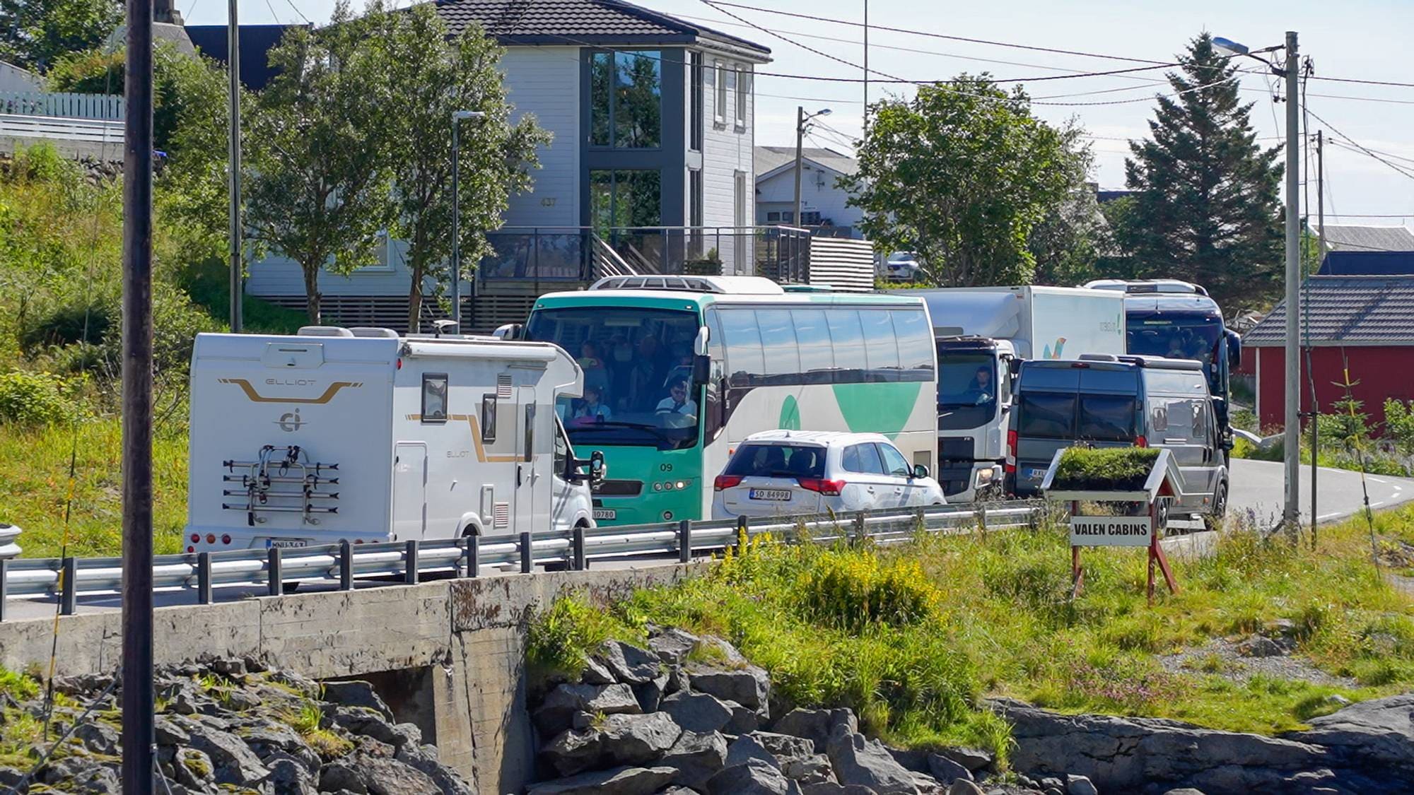 en gruppe busser parkerte ved veikanten (Bildebeskrivelsen er laget av en KI-tjeneste)