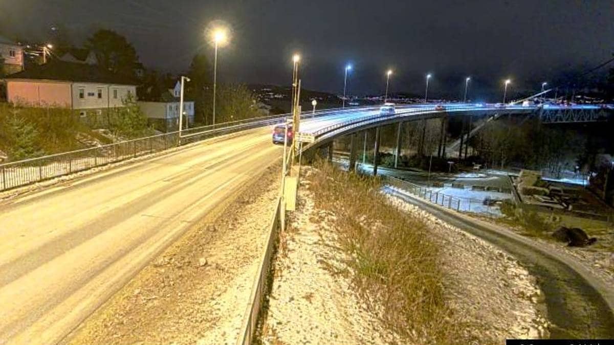 Fleire stengde vegar og innstilte ferjer