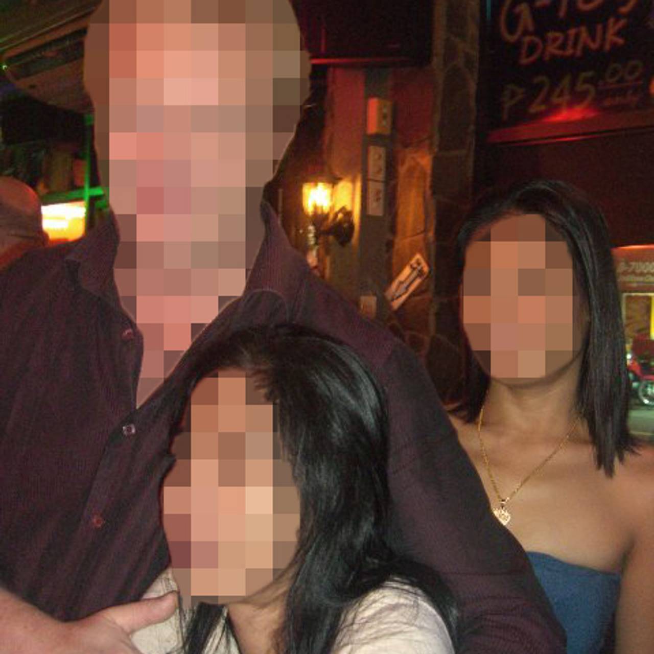 En anonymisert mann holder armen sin rundt en dame