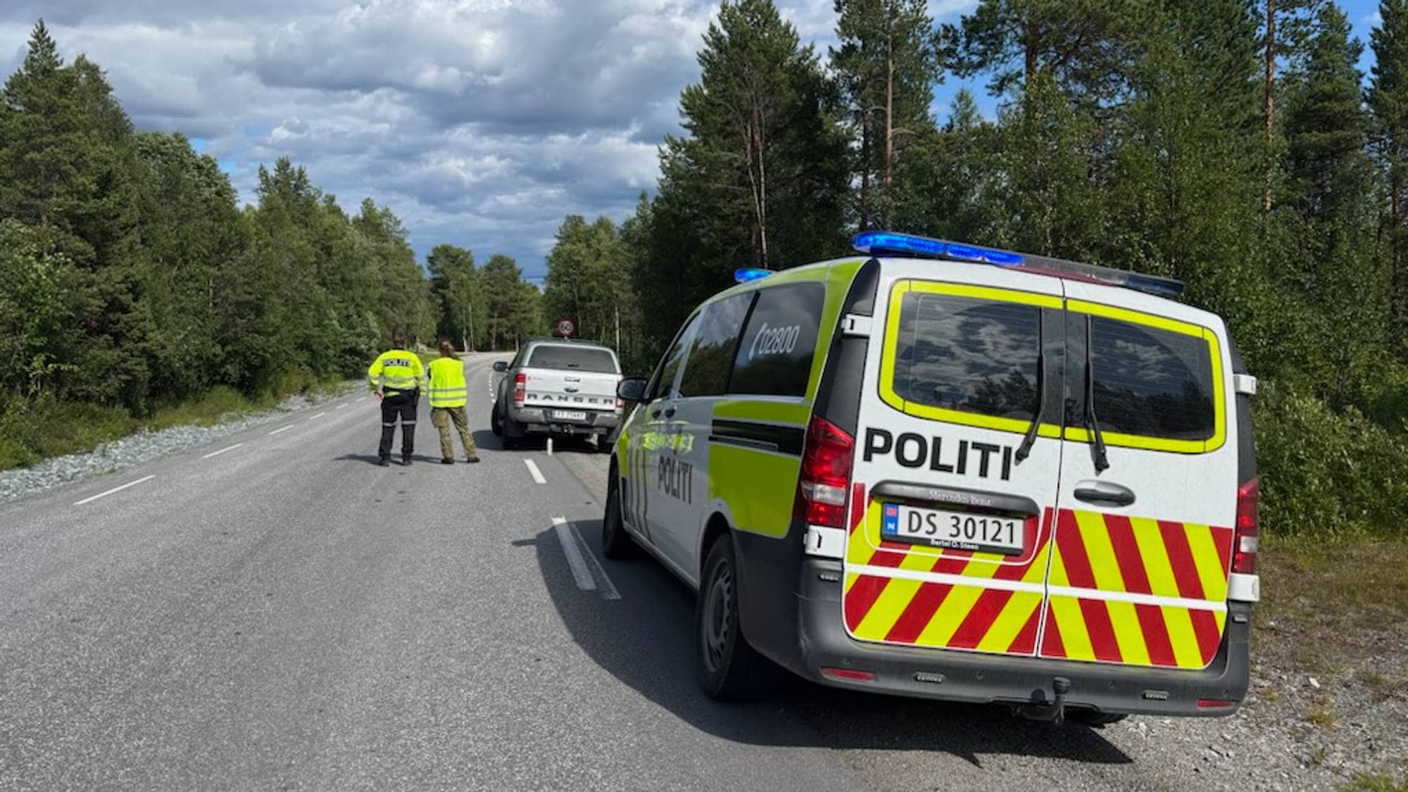 Frontkollisjon i Pasvik. Politiet har sperret veien noen kilometer før ulykkesstedet.