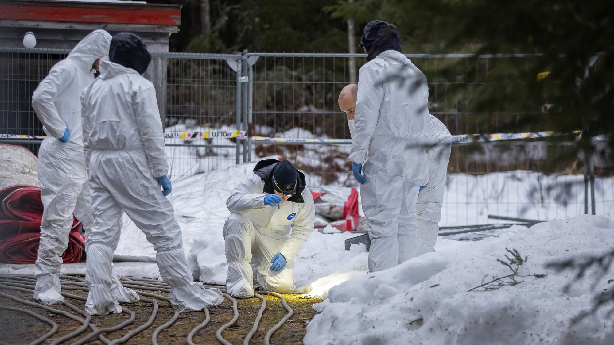 Flere krimteknikere står like ved stedet der kvinnen ble funnet død. En av dem sitter på huk og studerer bakken. Hun har hodelykt på. De andre står rundt og kikker ned på samme område