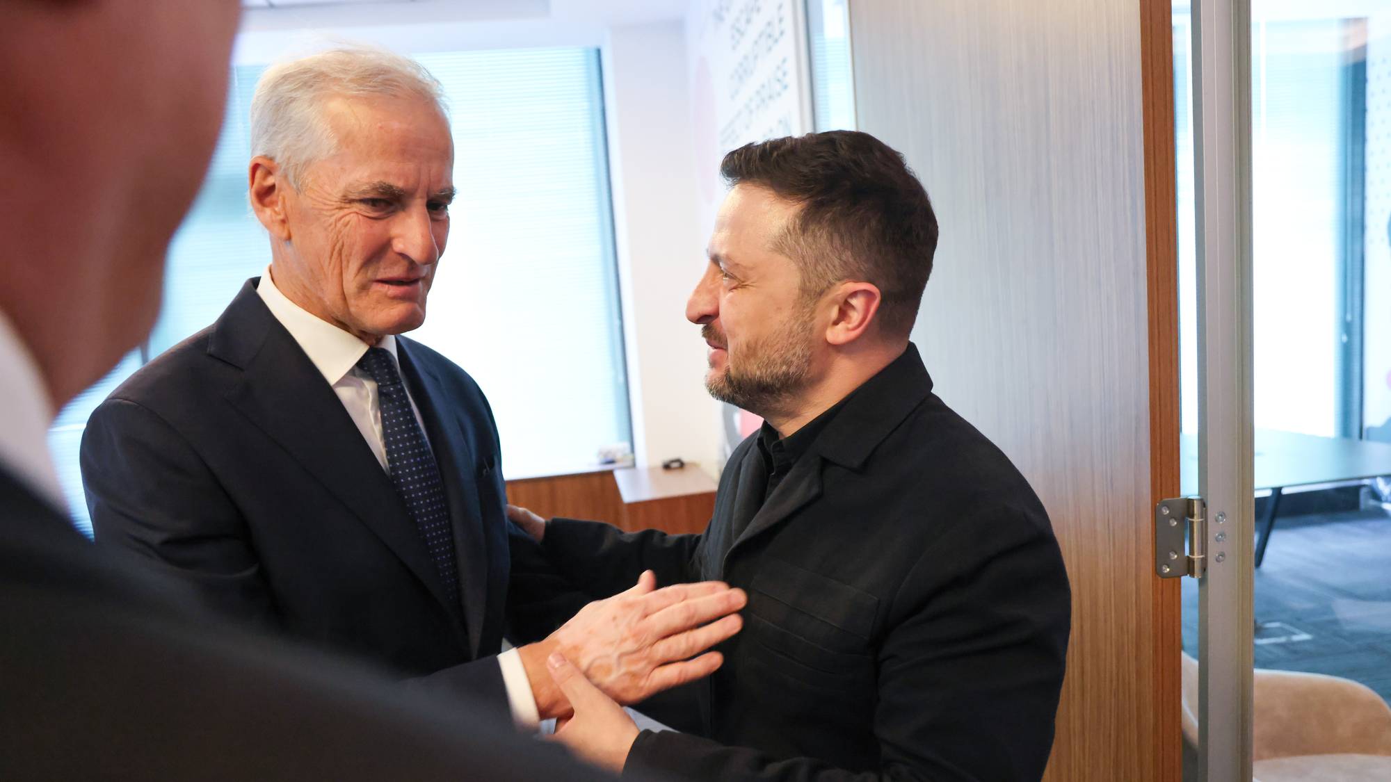 Jonas Gahr Støre hilser på Volodymyr Zelenskyj i et kontorlokale under Nato-toppmøtet i Ankara.