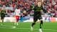 Thomas Andersen / NTB Fotballspiller i svart drakt jubler på banen foran et publikum. (Bildebeskrivelsen er laget av en KI-tjeneste)