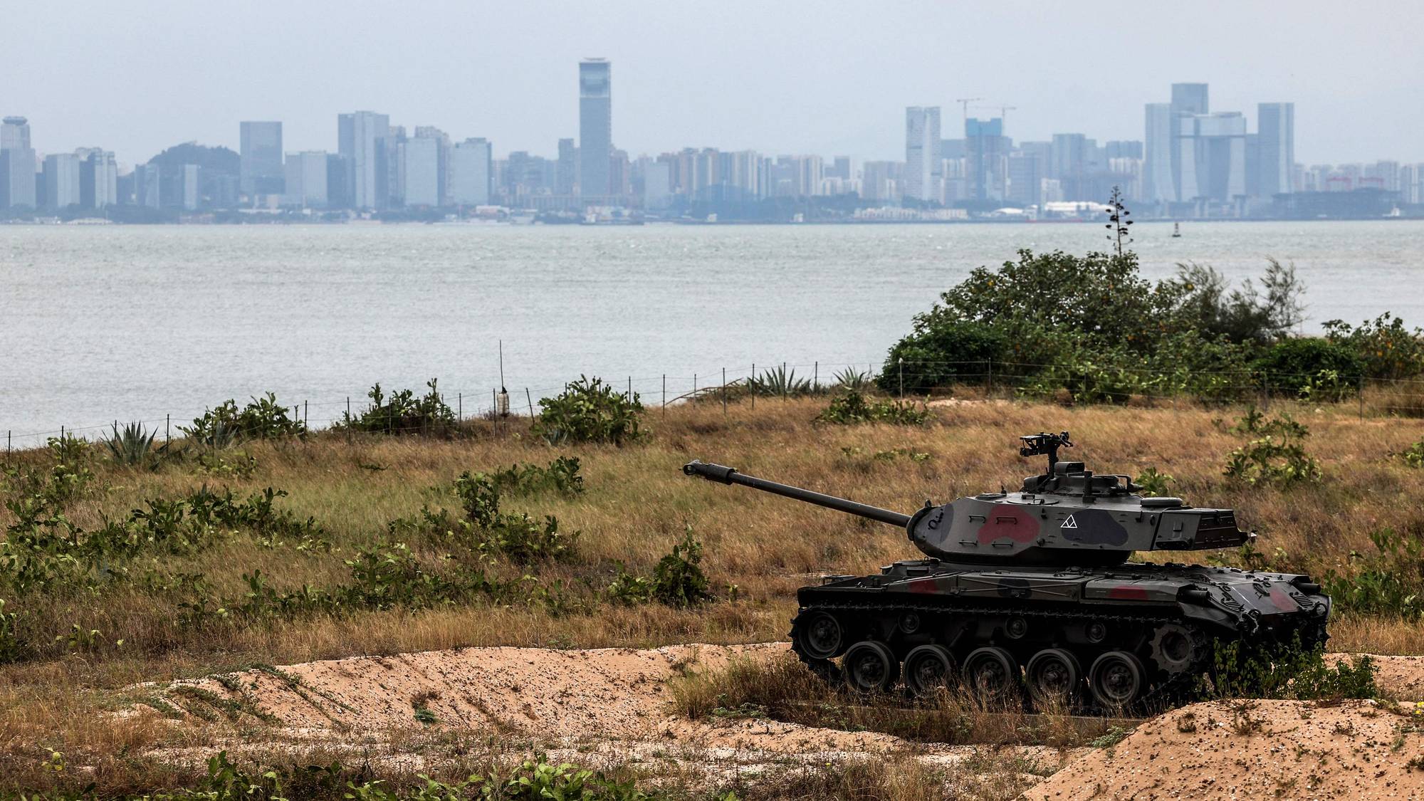 En forlatt stridsvogn står igjen på en av Kinmen-øya, som styres av Taiwan. Tvers over sundet ligger den kinesiske byen Xiamen. Bildet er tatt 28. oktober 2025.