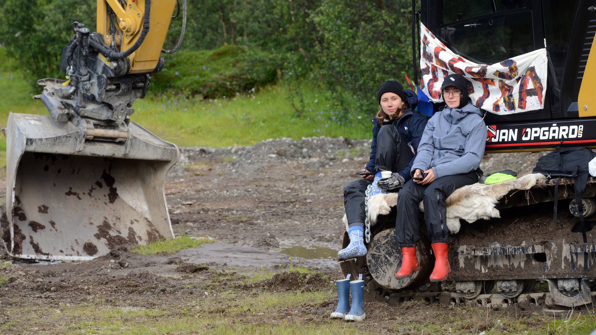 Ella Marie Hætta Isaksen og Sara Andersen Vågenes aksjonerer mot gruvedrift i Repparfjord. Bildet tatt 21. juli 2021.