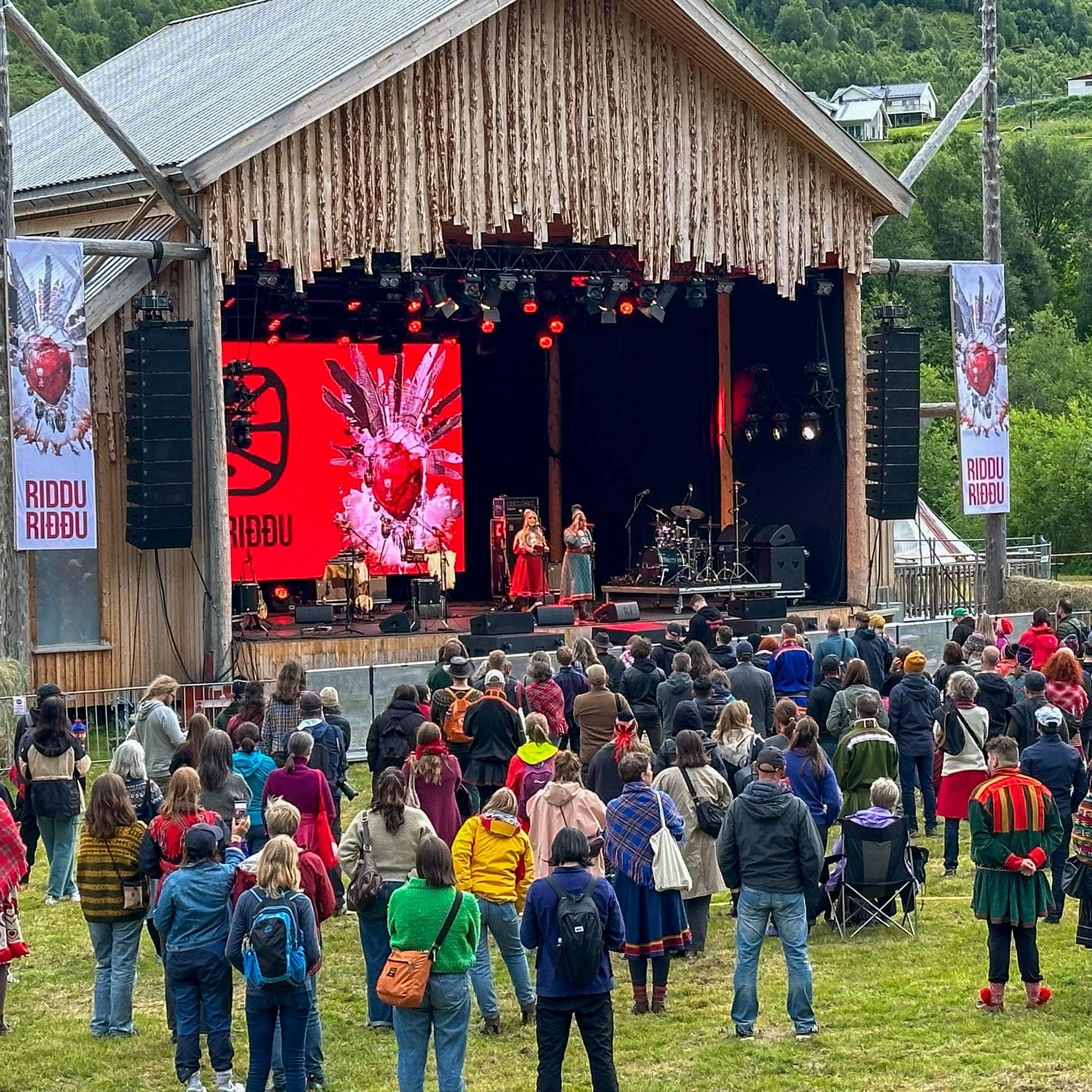 Publikum og hovedscenen på Riddu Riđđu festivalen.