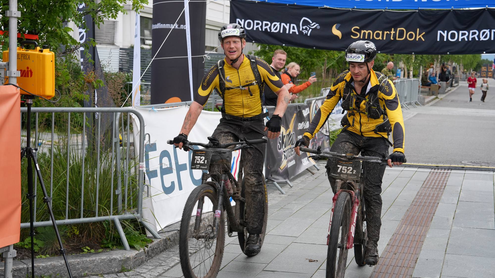 Styrk Eriksen og Erik Bang ved målgang Offroad Finnmark 700 31. juli 2026