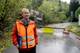 Tale Hauso / NRK Per Jarle Waulen stopper trafikken. Skjeggedalsvegen er stengt. Det tyder at turistar ikkje kjem seg til Trolltunga.
