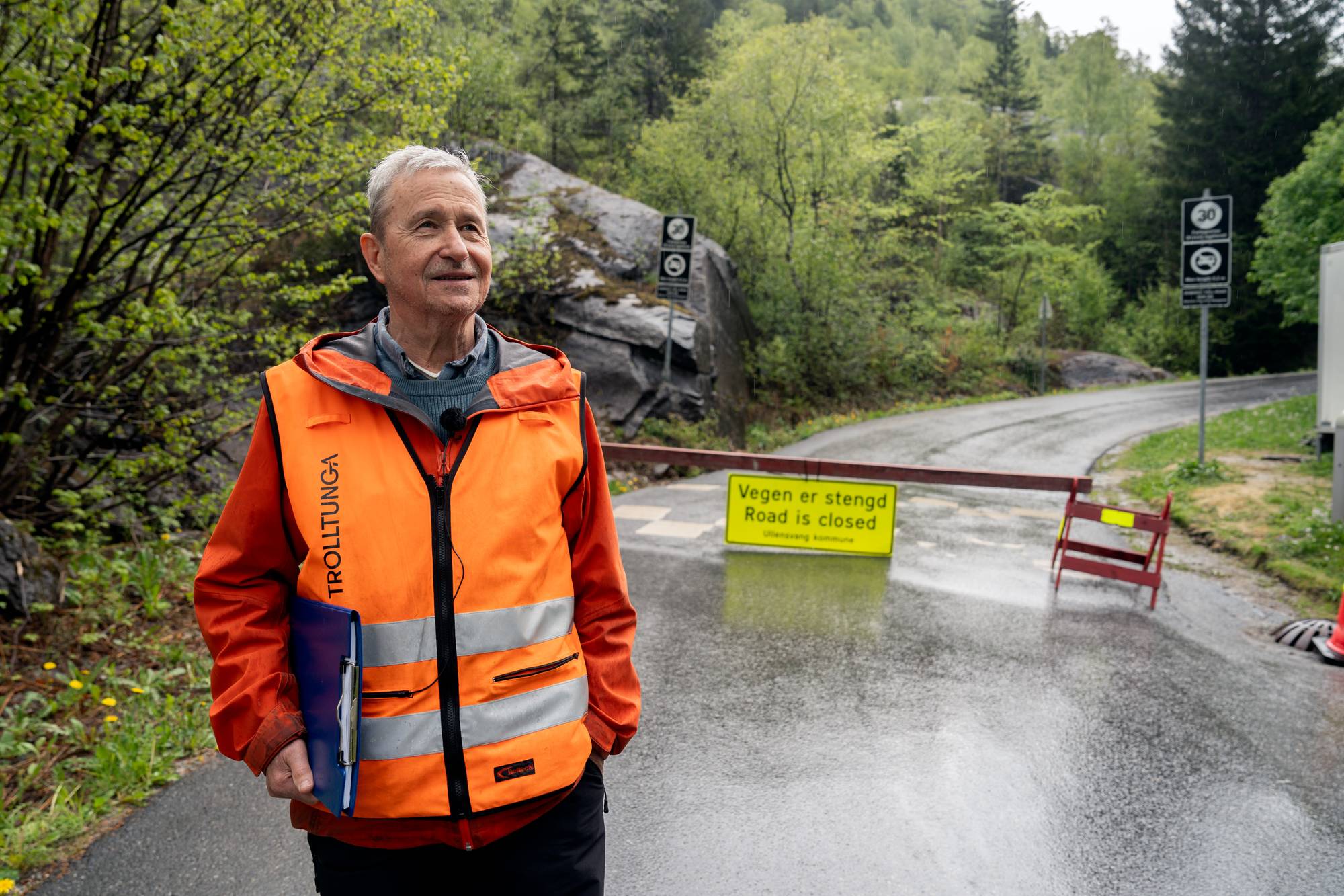 Per Jarle Waulen stopper trafikken. Skjeggedalsvegen er stengt. Det tyder at turistar ikkje kjem seg til Trolltunga. 