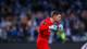 Christoffer Andersen / NTB En keeper i rød drakt feirer med knyttede never. Keeperen har på seg blå hansker og nummer 12 på drakten. I bakgrunnen er tribuner med publikum. Bildet er en fersk utendørs fotografering. (Bildebeskrivelsen er laget av en KI-tjeneste)