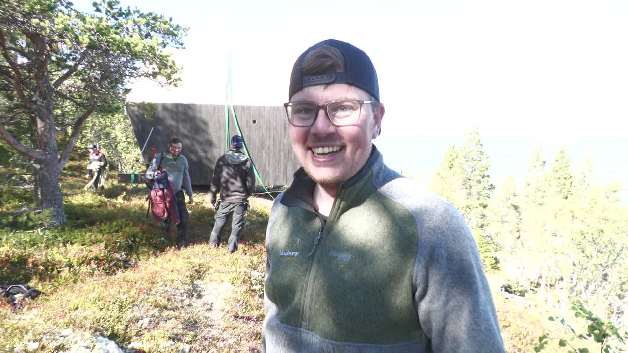 Ola Sandeggen foran fjellhytte i Alvdal