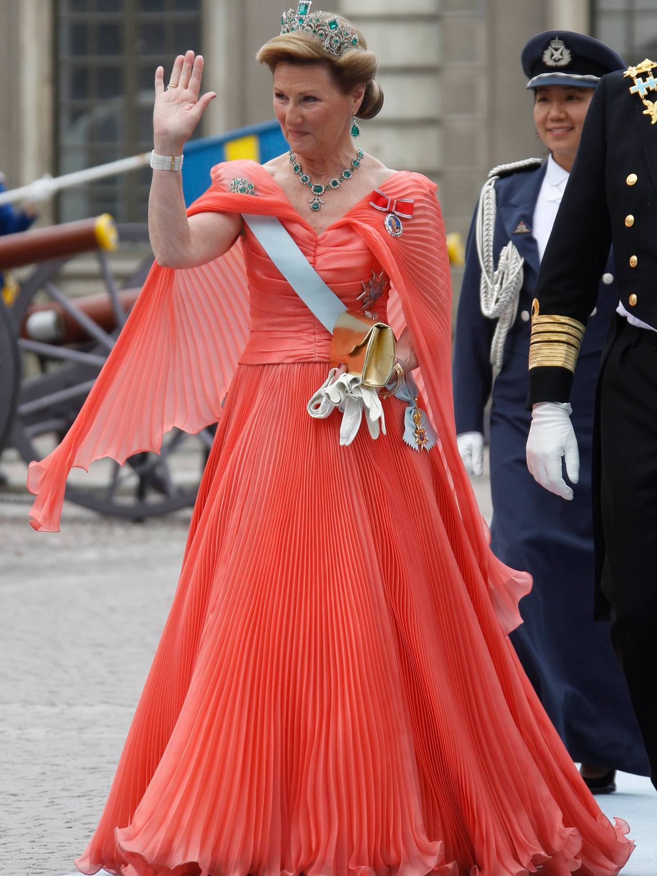 Dronning Sonja i rosa plissékjole