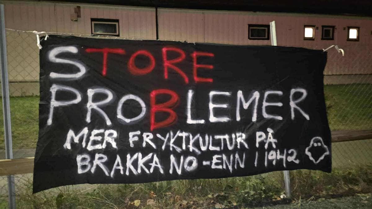 Kritisk banner hengt opp på Lerkendal