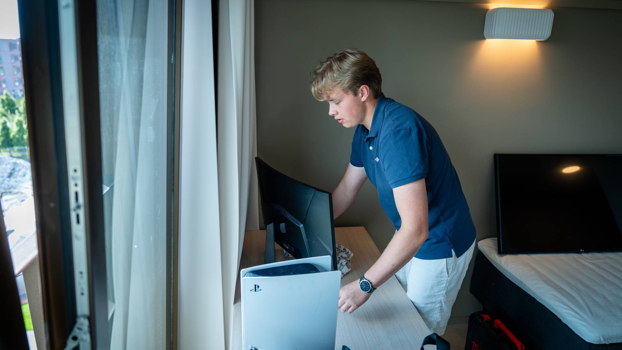 En mann setter på plass en datamaskin.