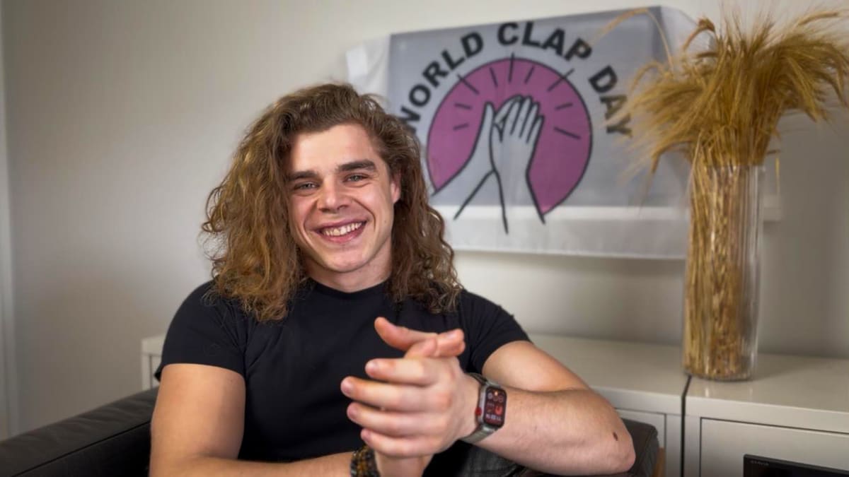 Andrea vil samle verden med ett klapp