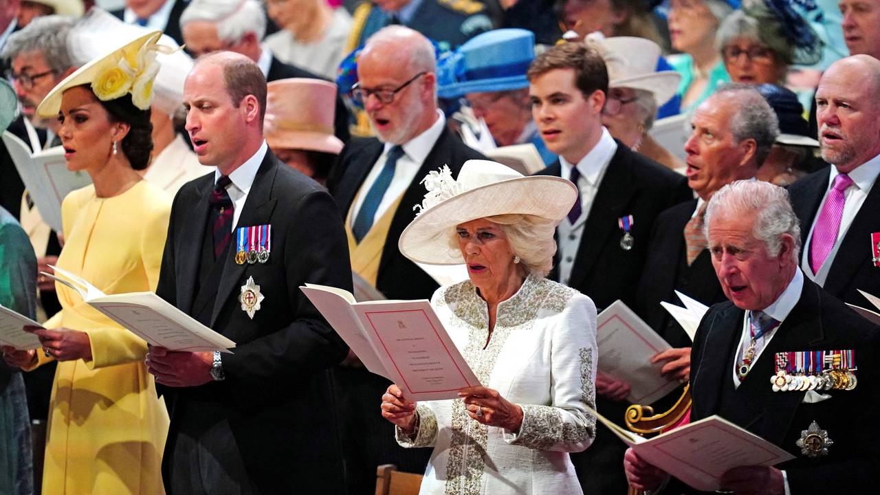 Prins William og hertuginne Kate sammen med prins Charles og hertuginne Camilla under festgudstjenesten i St. Pauls katedral til ære for dronning Elizabeths 70 år på tronen. 