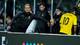 Foto: Jonas Been Henriksen / NTB Fotballtrener gir instruksjoner ved sidelinjen mens Thomas Lehne Olsen står ved siden av. (Bildebeskrivelsen er laget av en KI-tjeneste)