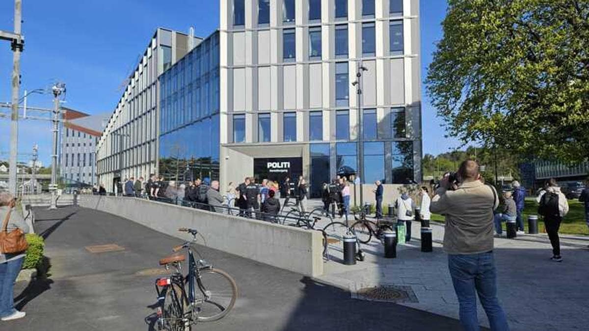 Evakuerer politihuset etter røykutvikling