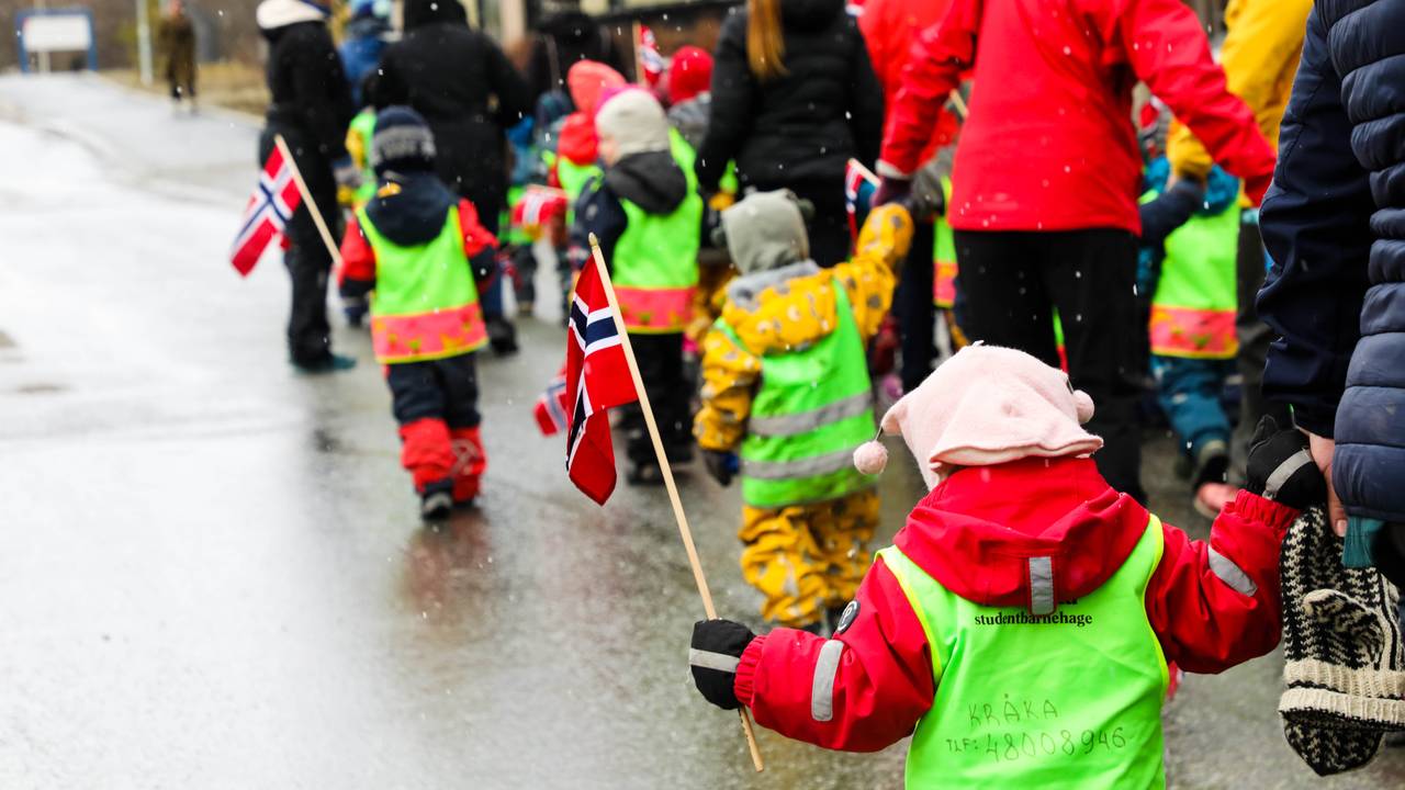 16.mai tog i Tromsø, barnehagene trener på å gå i tog mens det sludder.