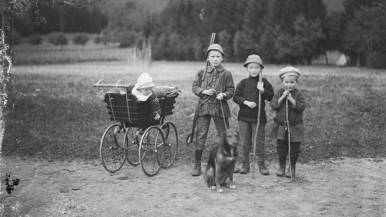 Barn, sannsynligvis søsken, fra Førde i Sunnfjord i Vestland. Bildet er tatt rundt 1920.
Bilde frå arkivet til fotograf Olai Fauske i Førde, Sunnfjord.