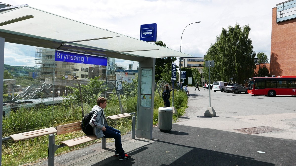 Bilderesultat for folk på bussholdeplass