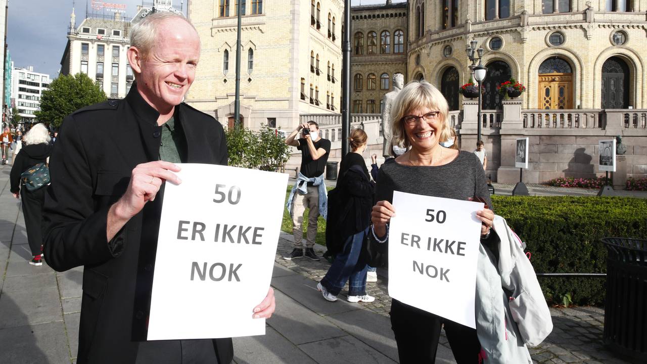 SV-politikerne Lars Haltbrekken og Karin Andersen utenfor Stortinget med plakater for å vise sin støtte til flyktningen i Moria-leiren